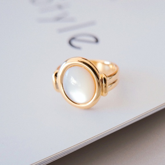 3/$35 Size 6 Gold Shell Signet Ring - Picture 6 of 8